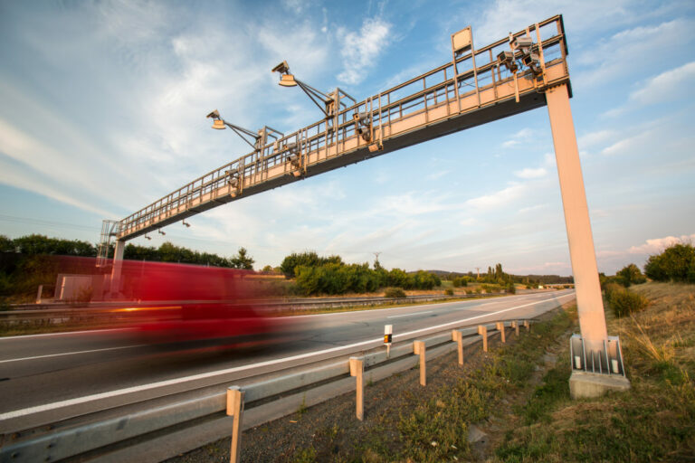 Nákladné autá a autobusy zaplatia viac. Nové sadzby mýta zohľadnia emisie CO₂, niektoré stúpnu aj o 40 percent