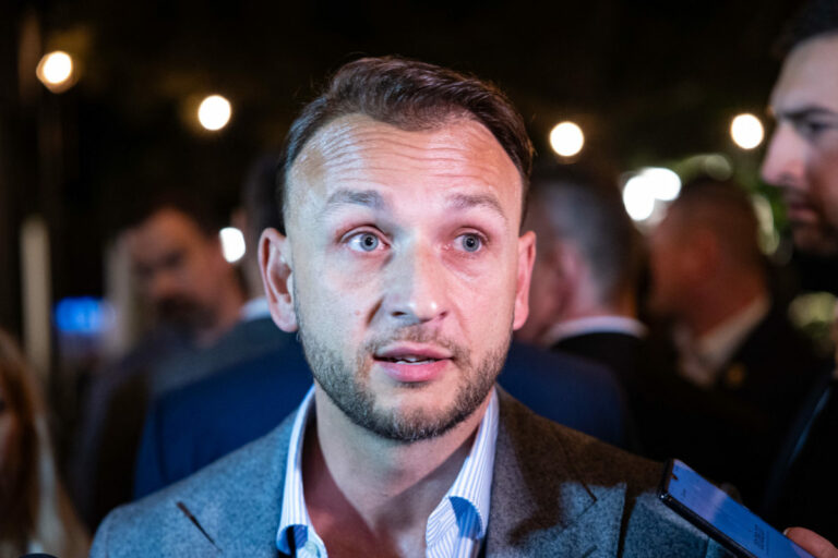 Pellegrini neútočí, ale spája, tvrdí Šutaj Eštok. Demokrati však hovoria o „prázdnom obleku“
