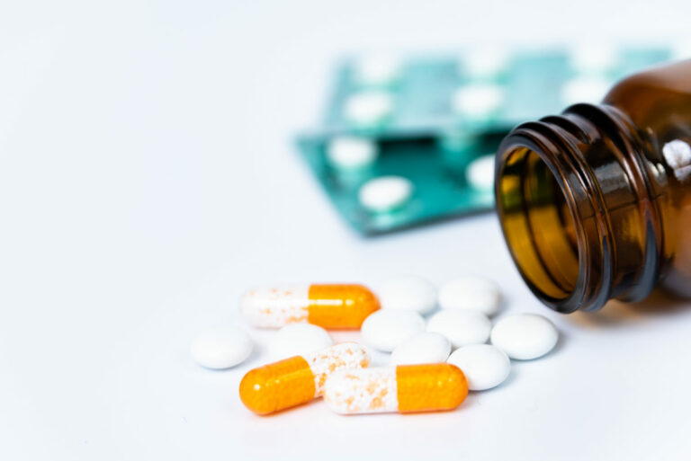 Slováci si pred dovolenkou hromadia antibiotiká, zdravotná poisťovňa varuje pred rizikami samoliečby