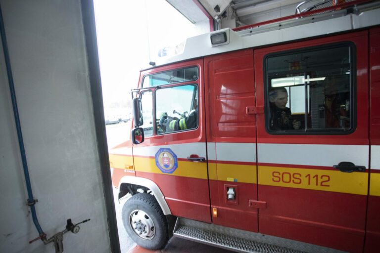 Hasiči zasahovali pri zrážke auta s vlakom, jedna osoba utrpela zranenia