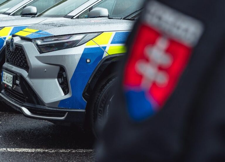 Opitý vodič v zákaze šoférovania zrazil 15-ročného chlapca a odišiel, skončil v cele policajného zaistenia
