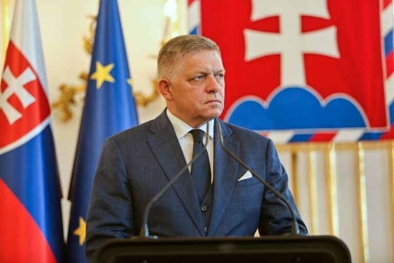 Fico žiada Fialu, aby rešpektoval postoj Slovenska k sankciám. Pozval ho na spoločné rokovanie – FOTO