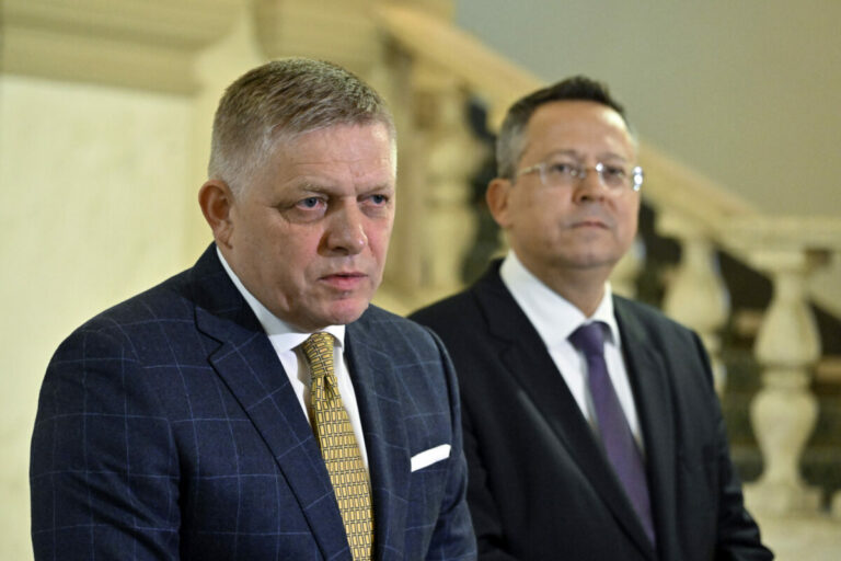 Úradníci dostanú 800 eur navyše. Fico a Kamenický ustúpili samosprávam, odmeny aj reforma pôjdu podľa nich