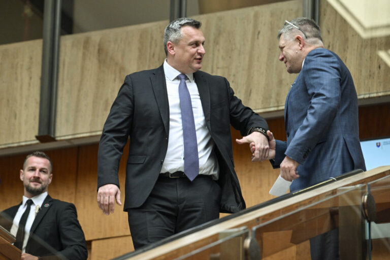 Fico za žiadnych okolností nesmie hlasovať za protiruské sankcie, Danko sa bojí rapídneho zdražovania energií