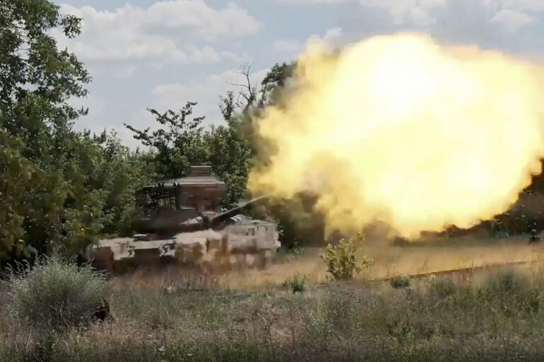 Ruská armáda vyčerpala zásoby techniky, do boja nasadzuje aj tanky staré päťdesiat rokov