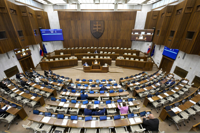 Z právneho hľadiska aktuálny návrh novely ústavy do najvyššieho zákonu štátu nepatrí, tvrdí politológ