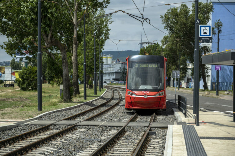 Petržalskou električkou sa prví cestujúci odvezú už čoskoro, na nosný systém čakala Bratislava desiatky rokov