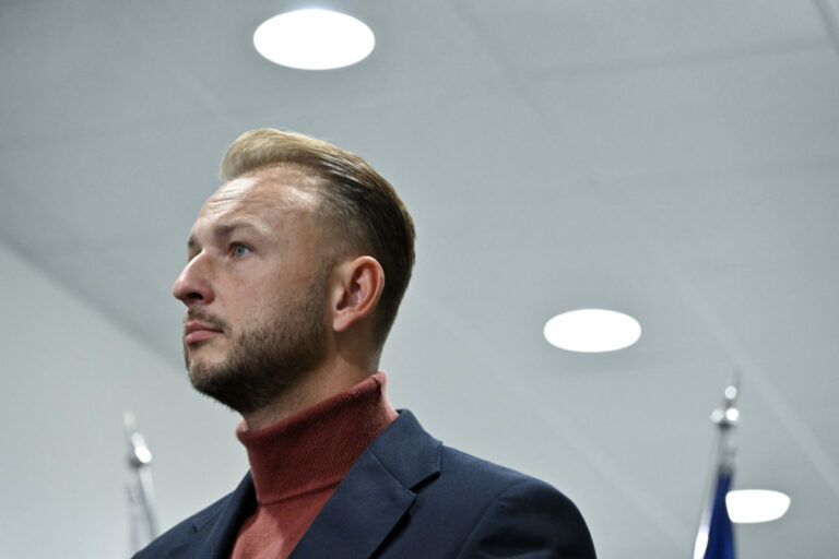 Nábytok pre policajtov a hasičov vyjde na viac ako 400-tisíc eur, podľa Eštokovho ministerstva nejde o luxusný tovar