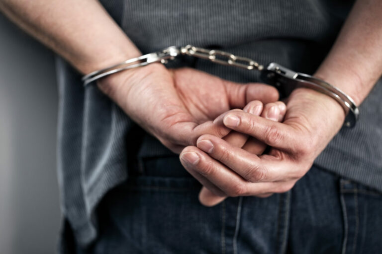 Súdy naňho vydali niekoľko zatykačov, podvodníka s viacerými identitami chytila polícia v motoreste