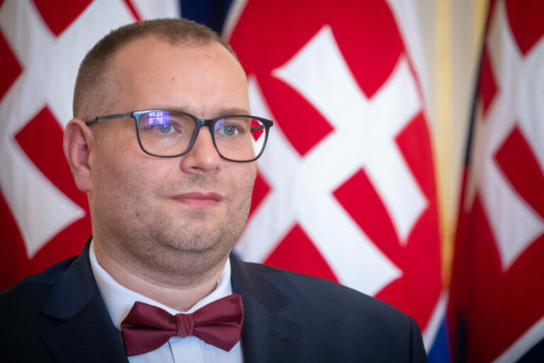 Ombudsman vystríha pred návrhom novelizácie Ústavy SR, uvádza možné úskalia odňatia prednosti ľudských práv a slobôd