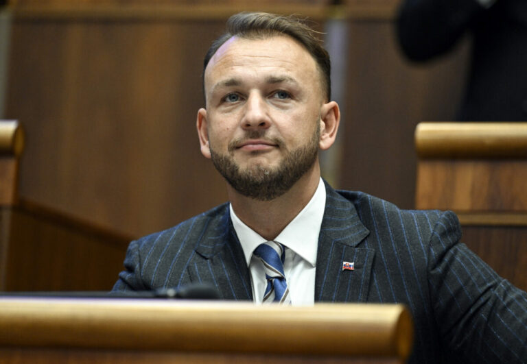 Ministerstvo vnútra ide za milióny eur vymieňať počítače. Je to investícia do štátu aj systému, vyhlásil Šutaj Eštok