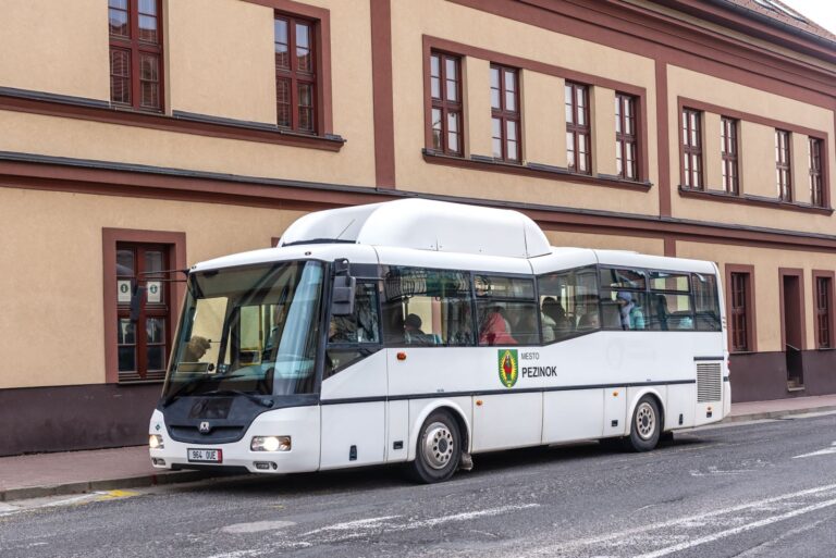 Pezinok bude mať nové bezemisné autobusy a moderné zastávky, použije na to aj európske peniaze