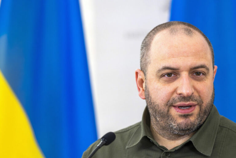 Ukrajinská delegácia na čele s ministrom Umerovom bude v pondelok v Istanbule na rokovaniach s Ruskom