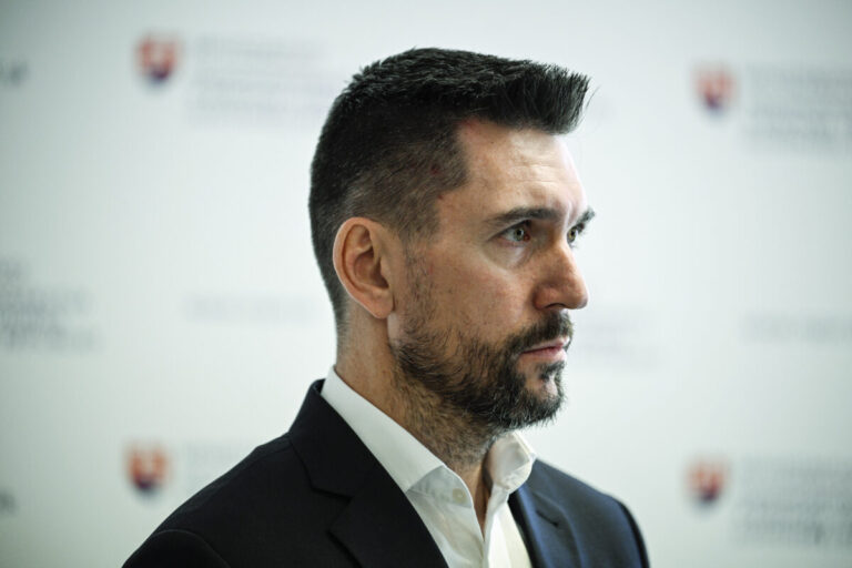 Takáč ostro kritizuje Remišovú, obviňuje ju zo zavádzania a politického divadla