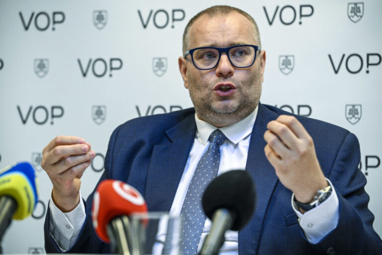 Zadržaný cudzinec strávil v nepovolenej cele viac než 6 hodín. Dobrovodský odhalil vážny problém v policajnom oddelení