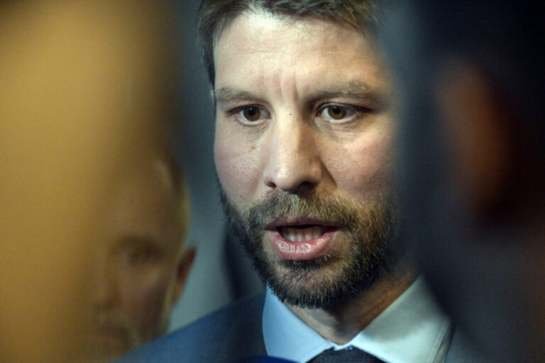 Fico sa zúfalo snaží podobať na ruského či čínskeho prezidenta. Šimečka odmieta premiérovu cenzúru diskusných relácií
