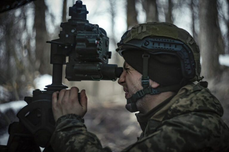 Po celej Ukrajine zneli sirény, výbuchy hlásili aj zo západu. Rusko útočilo raketami a dronmi súčasne