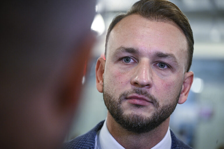 Hlas má pri zvyšovaní výdavkov na obranu jasnú červenú čiaru, Šutaj Eštok prezradil aj termín okrúhleho stola