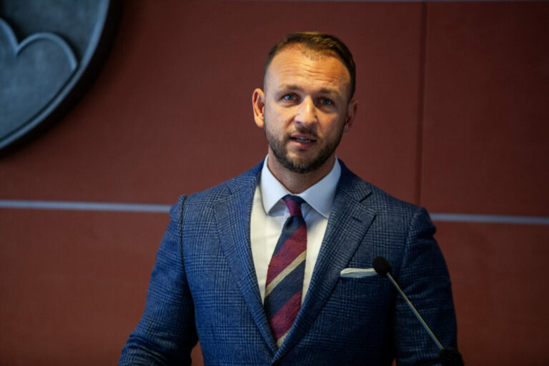 Ministerstvo vnútra čiapky od Rempa nenakúpi, zmluvy vypovedá a podáva trestné oznámenie – VIDEO