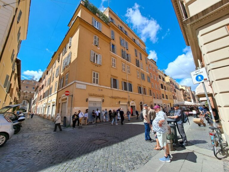 Kardinálov na Borgo Pio nenájdete, ostali novinári a turisti – VIDEO, FOTO