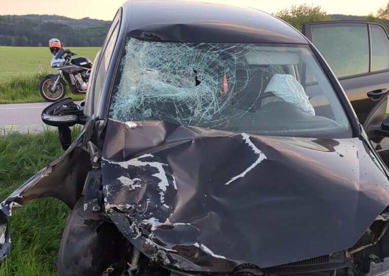 Čelná zrážka motocykla a osobného auta skončila tragicky. Muž na mieste podľahol – FOTO