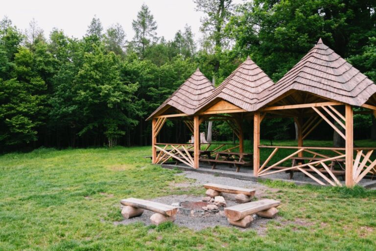 Americká lúka v bratislavskom lesoparku má nové grilovacie altánky, stoly aj lavice – FOTO