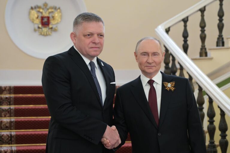 Fico sa stretol v Moskve s Putinom, potvrdenie vďačnosti osloboditeľom považuje za vlasteneckú povinnosť – FOTO