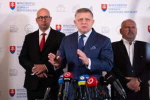 Fico navštívil ministerstvo dopravy a pochválil Ráža. Prezradil, aké sa budú otvárať diaľničné úseky – VIDEO, FOTO