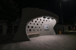 Futuristická novinka v uliciach Bratislavy. Zastávku na Harmincovej v Dúbravke vytlačili z betónu – FOTO