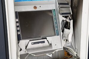 Polícia vyšetruje výbuch bankomatu v Piešťanoch. Koľko peňazí ukradli páchatelia?