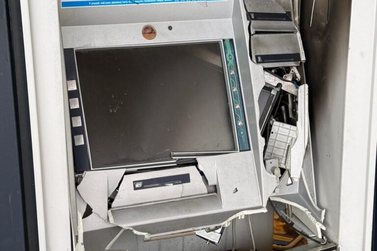 Polícia vyšetruje výbuch bankomatu v Piešťanoch. Koľko peňazí ukradli páchatelia?
