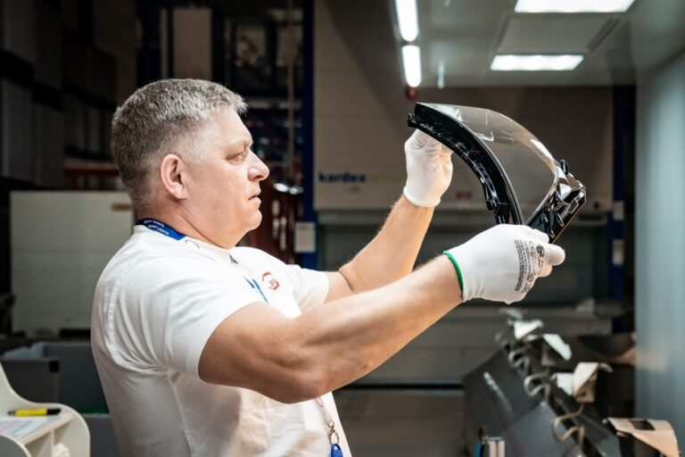 Ficova vláda navrhuje zmeny v zákone o skrátenej práci, očakáva problémy v automobilovom priemysle
