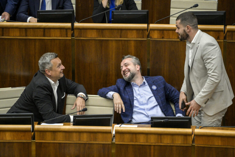 Cesta do pekla. Politici podľa mládeže šíria negatívnu atmosféru a posilňujú napätie v spoločnosti