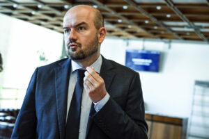 Kto vlastne zlyhal po atentáte na Fica? Dubéci ukazuje prstom na vládu