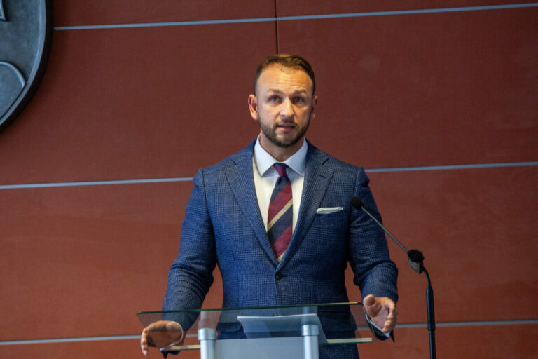 Eštokovo ministerstvo plánuje nákup až 115-tisíc počítačov. ÚHP navrhuje, ako by sa mohlo ušetriť až 80 miliónov eur