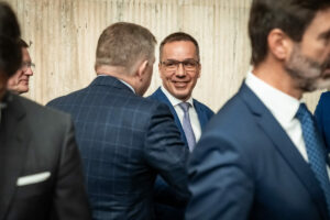 Vláda schválila Tomášovu novelu o skrátenej práci, má chrániť pracovné miesta aj počas obchodných vojen