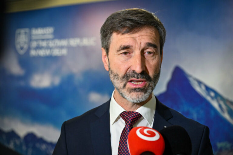 Blanár odmieta vojenskú pomoc Ukrajine. Humanitárne projekty však majú pokračovať