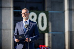 Hrôzy vojny nesmú upadnúť do zabudnutia. Raši vyzval na úctu k obetiam aj pravde