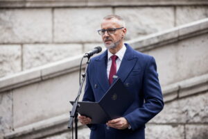 Raši odcestuje do Prahy na svoju prvú zahraničnú návštevu, rokovať bude s Fialom aj Pavlom