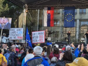 Súčasná vláda nereprezentuje Slovensko, iniciatíva Mier Ukrajine nateraz končí s organizovaním zhromaždení – VIDEO