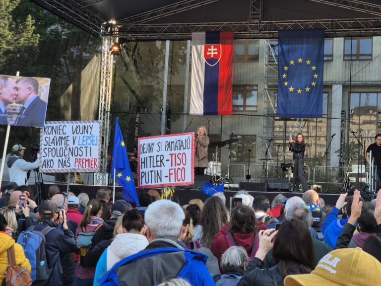 Súčasná vláda nereprezentuje Slovensko, iniciatíva Mier Ukrajine nateraz končí s organizovaním zhromaždení – VIDEO