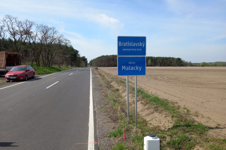 V Bratislavskom kraji začali s inštaláciou flexibilných stĺpikov dopravného značenia
