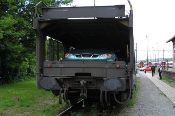 ZSSK vypraví z Bratislavy špeciálny autovlak. Povezie vyše 80 veteránov na legendárne preteky