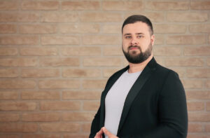 Ako prekonať strach z telefonovania? Pomôže úsmev, príprava a ľudský prístup, radí expert Peter Thuranský