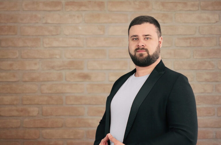 Ako prekonať strach z telefonovania? Pomôže úsmev, príprava a ľudský prístup, radí expert Peter Thuranský