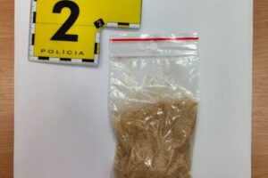 Trnavskí kriminalisti zadržali dvoch dílerov pervitínu, jeden už bol v minulosti za drogy odsúdený – FOTO
