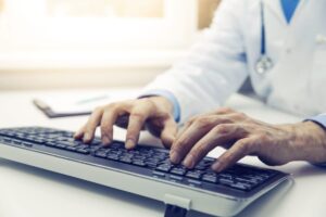 Elektronizácia v zdravotníctve mešká už viac než dekádu, pacienti sa online stále neobjednajú