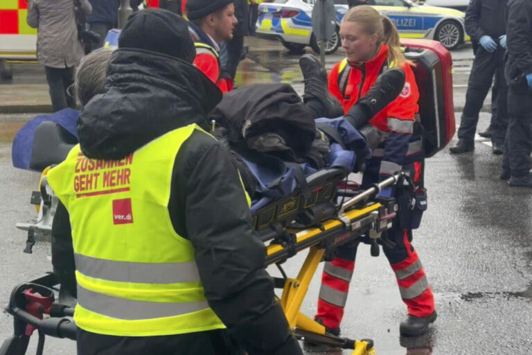 Žena obvinená z masového útoku nožom na železničnej stanici v Hamburgu by sa mala v sobotu postaviť pred sudcu