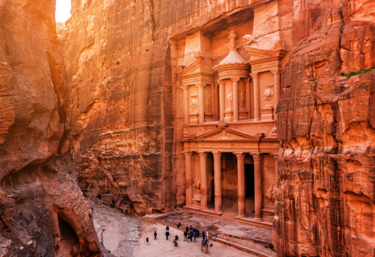 Po záplavách evakuovali turistov zo slávnej pamiatky Petra, dvaja Belgičania zomreli