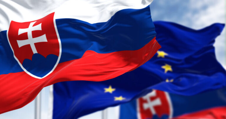 Slováci podporujú členstvo v Únii, NATO aj viac výdavkov na obranu, krajinu by však väčšina nebránila